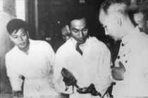 GS Đặng Văn Ngữ (giữa) đang thuyết trình với Bác Hồ nhân dịp Bác thăm Trường Y - Dược và Khoa Ký sinh trùng. Ảnh Tư liệu/SKĐS