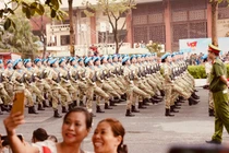 Rộn ràng phố phường, người dân hò reo chào đón các đoàn diễu binh