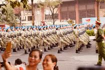 Rộn ràng phố phường, người dân hò reo chào đón các đoàn diễu binh