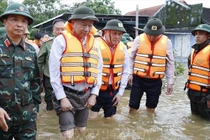 Tổng bí thư tới thăm, tặng quà, động viên người dân TP Huế vượt qua mưa lũ lịch sử