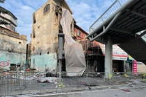 Hiện trường quán cà phê nơi xảy ra vụ cháy làm 11 người tử vong đêm 18/12 đã được cảnh sát lập rào chắn xung quanh để điều tra.