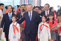 Tổng bí thư Tô Lâm cùng các đại biểu tới dự khai giảng năm học 2025 – 2026 và kỷ niệm 80 năm truyền thống ngành Giáo dục. Ảnh: VGP/Nhật Bắc