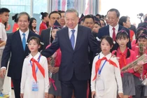 Tổng bí thư Tô Lâm cùng các đại biểu tới dự khai giảng năm học 2025 – 2026 và kỷ niệm 80 năm truyền thống ngành Giáo dục. Ảnh: VGP/Nhật Bắc