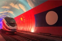 Đường sắt cao tốc Lào - Trung có chiều dài toàn tuyến hơn 1.000km, trong đó phần chạy trên lãnh thổ Lào dài hơn 420km nối thủ đô Viêng Chăn và cửa khẩu Boten nằm trên biên giới Lào - Trung. Ảnh: Tân Hoa Xã