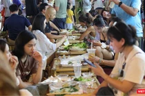 Hàng ngàn người tham dự và thưởng thức tại Lễ hội du lịch ẩm thực Đà Nẵng 2025.