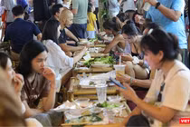 Hàng ngàn người tham dự và thưởng thức tại Lễ hội du lịch ẩm thực Đà Nẵng 2025.