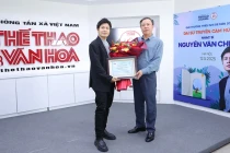 Tổng Biên tập Báo Thể thao và Văn hóa Nguyễn Thiện Thuật trao hoa và Bằng chứng nhận Đại sứ truyền cảm hứng cho Nhạc sĩ Nguyễn Văn Chung. Ảnh: BTC