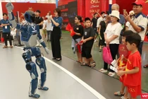 Công nghệ AI và trình chiếu Mapping tạo điểm nhấn lễ trao Giải chuyển đổi số Việt Nam 2025