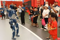 Công nghệ AI và trình chiếu Mapping tạo điểm nhấn lễ trao Giải chuyển đổi số Việt Nam 2025