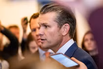 Ứng viên Bộ trưởng Quốc phòng Pete Hegseth rời cuộc họp với các Thượng nghị sĩ đảng Cộng hòa tại Điện Capitol Hoa Kỳ vào ngày 21/11/2024. Ảnh: Washington Post.