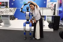 Robot của MISA tạo hình trái tim cùng khách tham quan