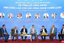 Nhân viên Viettel lắp đặt trạm thu phát 5G