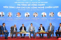 Nhân viên Viettel lắp đặt trạm thu phát 5G