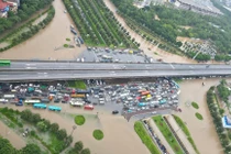 Mưa lớn sáng nay gây ngập nhiều tuyến đường ở Hà Nội. Trong ảnh là nút giao Khuất Duy Tiến - Trần Duy Hưng - Đại lộ Thăng Long. Ảnh: Facebook Phạm Ngọc Linh/OFFB