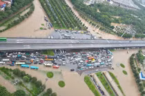 Mưa lớn sáng nay gây ngập nhiều tuyến đường ở Hà Nội. Trong ảnh là nút giao Khuất Duy Tiến - Trần Duy Hưng - Đại lộ Thăng Long. Ảnh: Facebook Phạm Ngọc Linh/OFFB