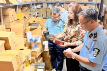 Lực lượng Quản lý thị trường TP. Hà Nội kiểm tra kho mỹ phẩm, nước hoa nhập lậu tại 64 Hàng Giấy.