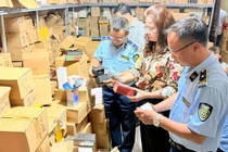 Lực lượng Quản lý thị trường TP. Hà Nội kiểm tra kho mỹ phẩm, nước hoa nhập lậu tại 64 Hàng Giấy.