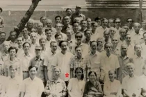 Đồng chí Vũ Oanh, Ủy viên Bộ Chính trị, nguyên Cục trưởng Cục Địch vận, TCCT (dấu *) cùng chỉ huy Cục Địch vận gặp mặt một số cán bộ "Tập kết ngược" tại Hà Nội năm 1980. Ảnh: Tư liệu CĐV.