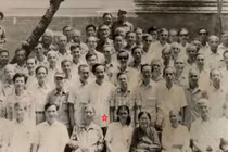 Đồng chí Vũ Oanh, Ủy viên Bộ Chính trị, nguyên Cục trưởng Cục Địch vận, TCCT (dấu *) cùng chỉ huy Cục Địch vận gặp mặt một số cán bộ "Tập kết ngược" tại Hà Nội năm 1980. Ảnh: Tư liệu CĐV.