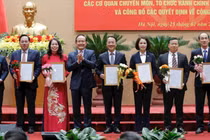 Chủ tịch HĐND thành phố Hà Nội Nguyễn Ngọc Tuấn trao quyết định cho Ban Giám đốc Sở Nội vụ. Ảnh: Viết Thành.