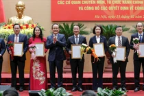 Chủ tịch HĐND thành phố Hà Nội Nguyễn Ngọc Tuấn trao quyết định cho Ban Giám đốc Sở Nội vụ. Ảnh: Viết Thành.