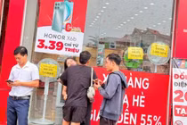 Hiện trường sập cầu Phong Châu: Nhiều người mong ngóng, tìm thân nhân gặp nạn