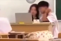Nam sinh có cử chỉ thân mật với cô giáo tại lớp học gây xôn xao mạng xã hội.
