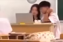 Nam sinh có cử chỉ thân mật với cô giáo tại lớp học gây xôn xao mạng xã hội.