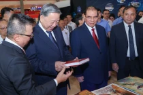 Tổng Bí thư Tô Lâm và các đại biểu tham quan các gian trưng bày tại Hội báo toàn quốc 2025.