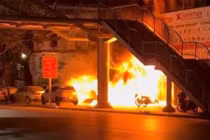 Khoảnh khắc quán cà phê bốc cháy khiến nhiều người tử vong.