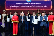 Bệnh viện Đa khoa tỉnh Hòa Bình nhận giải thưởng từ Ban Tổ chức với sản phẩm “Bệnh án điện tử (EMR) thay thế hồ sơ bệnh án giấy”. Đại diện cho Bệnh viện Đa khoa tỉnh Hòa Bình, Thầy thuốc ưu tú. Tiến sĩ, Bác sĩ Nguyễn Hoàng Diệu, Giám đốc Bệnh viện nhận giải thưởng.