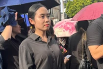 Nữ du học sinh Lào đi xe máy từ Quảng Ninh lên Hà Nội viếng Tổng Bí thư Nguyễn Phú Trọng