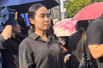 Nữ du học sinh Lào đi xe máy từ Quảng Ninh lên Hà Nội viếng Tổng Bí thư Nguyễn Phú Trọng