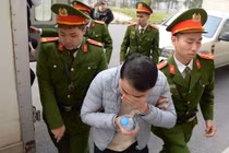 Xét xử vụ "chuyến bay giải cứu" giai đoạn 2: Cảnh sát dẫn giải 17 bị cáo ra tòa