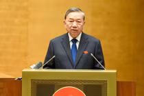 Tổng Bí thư Tô Lâm trao đổi, thông tin với đại biểu Quốc hội về một số điểm mới và những định hướng quan trọng trong dự thảo Văn kiện trình Đại hội đại biểu toàn quốc lần thứ XIV của Đảng. Ảnh: VGP