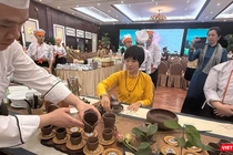 Nghệ nhân trình diễn thưởng thức trà tại sự kiện văn hoá “Hương trà xưa-Vị bánh cổ” lần đầu tiên tổ chức tại Đà Nẵng.