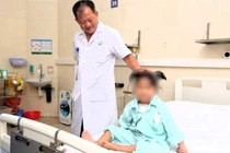 TS. Dương Đức Hùng - Giám đốc Bệnh viện Việt Đức - chia sẻ niềm vui với bé D.L chuẩn bị ra viện