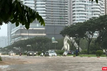 “Khu nhà giàu” ở Hà Nội ngập sâu, tài xế ô tô và xe máy chật vật vượt "biển nước" mênh mông