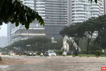 “Khu nhà giàu” ở Hà Nội ngập sâu, tài xế ô tô và xe máy chật vật vượt "biển nước" mênh mông