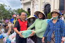 48 tấn sữa và nước uống của Vinamilk đến rốn lũ miền Trung và Tây Nguyên