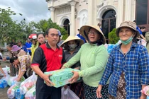 48 tấn sữa và nước uống của Vinamilk đến rốn lũ miền Trung và Tây Nguyên