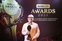 Ông Kariyanto Hardjosoemarto, CEO VinFast Indonesia, đại diện VinFast nhận giải tại detikcom Awards 2025
