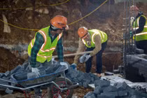 "Vượt nắng thắng mưa" đảm bảo tiến độ công trình y tế Tổng Bí thư trao tặng tỉnh Hà Giang