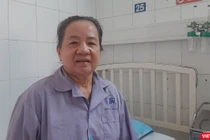 Cụ bà 71 tuổi bị tai biến mạch máu não được cứu sống trong gang tất và đi đứng bình thường. Ảnh: Nguyễn Trăm