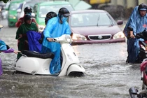 Một con đường ở TP.HCM bị ngập vào mùa mưa. Ảnh: PLO