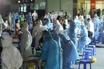 Nhân viên y tế lấy mẫu COVID-19 trong đêm. Ảnh: HCDC