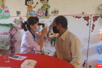 Bác sĩ trẻ khám bệnh cho người dân.