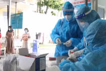 Xét nghiệm COVID-19 trong cộng đồng. Ảnh: HCDC