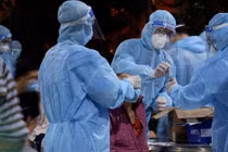 Xét nghiệm COVID-19 trong cộng đồng. Ảnh: HCDC