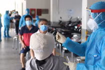 Lấy mẫu xét nghiệm COVID-19 trong cộng đồng. Ảnh: HCDC